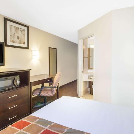 Travelodge By Wyndham Romulus Detroit Airport Exterior photo