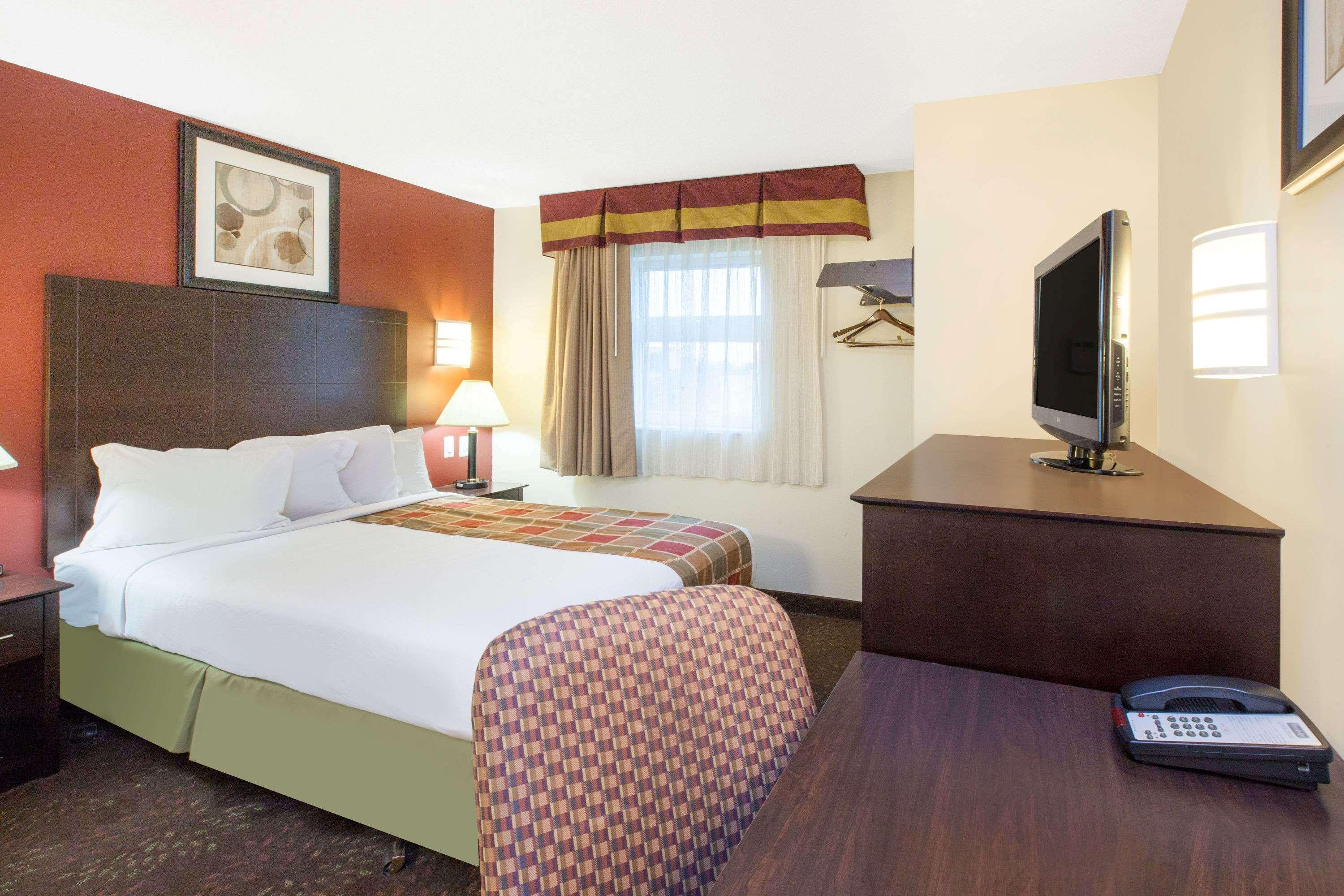 Travelodge By Wyndham Romulus Detroit Airport Exterior photo