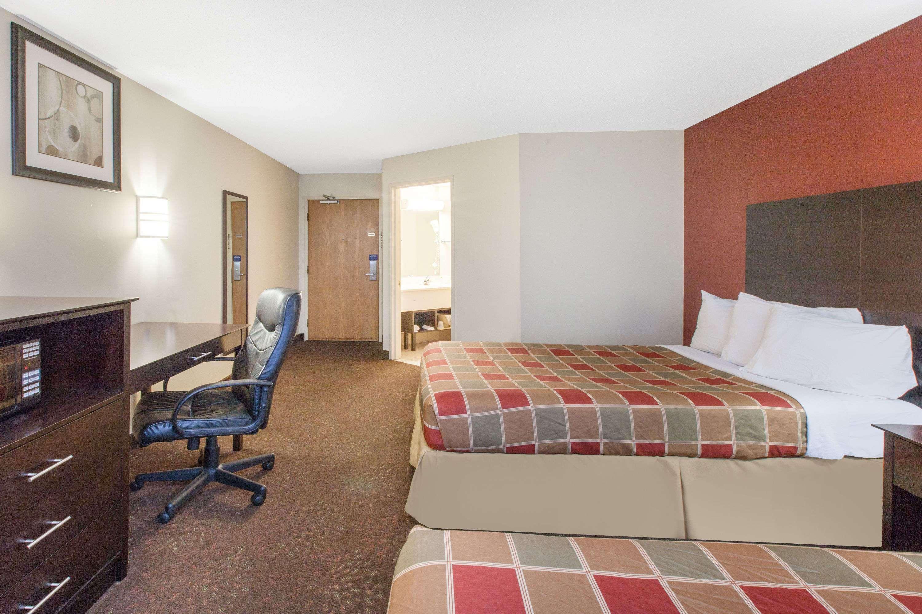 Travelodge By Wyndham Romulus Detroit Airport Exterior photo