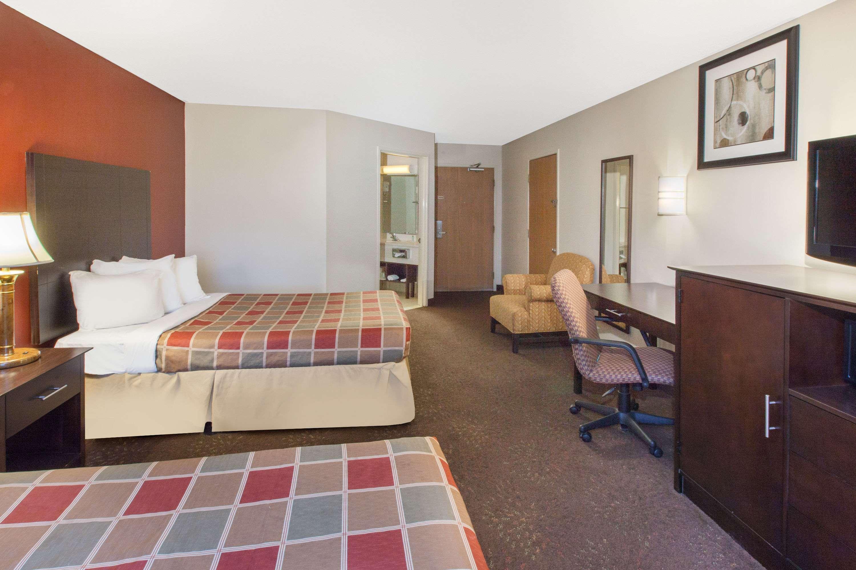 Travelodge By Wyndham Romulus Detroit Airport Exterior photo